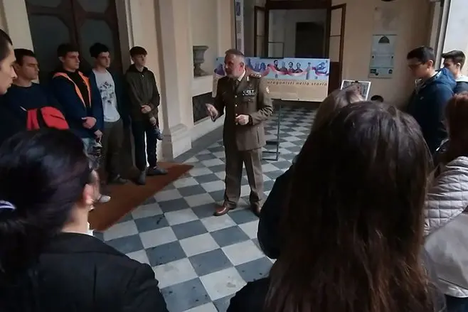 Studenti biellesi in visita a Palazzo La Marmora accolti dai soldati della “Sassari” (foto concessa)