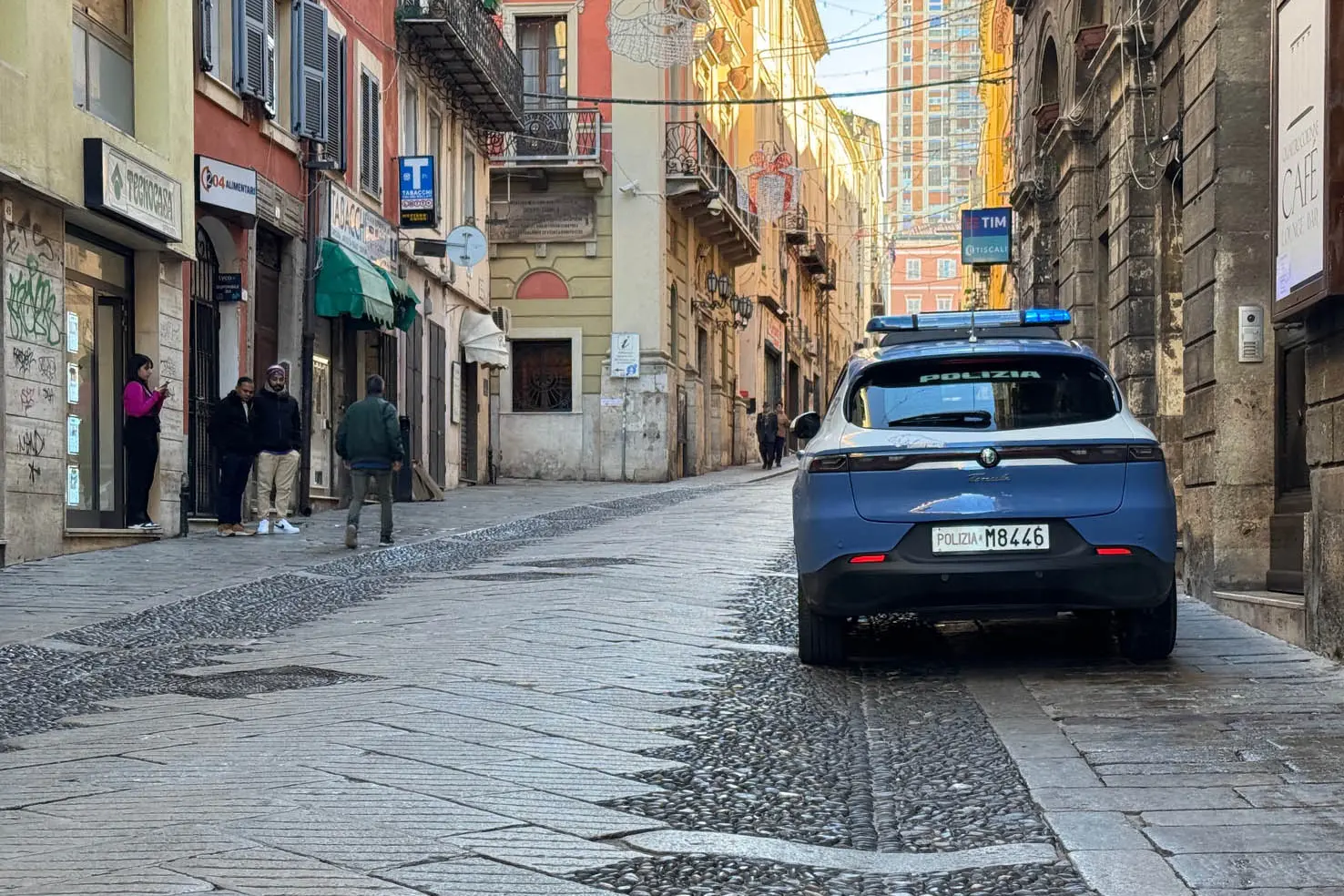 Un'auto della polizia a Sassari