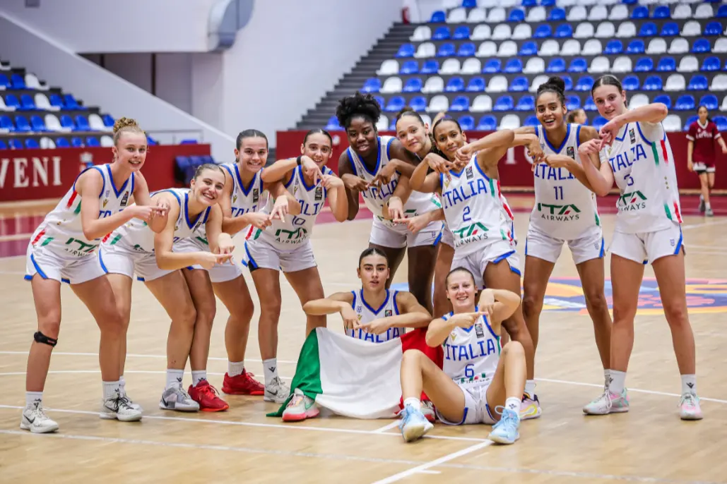 L'Italbasket U16 festeggia il successo (foto FIBA)