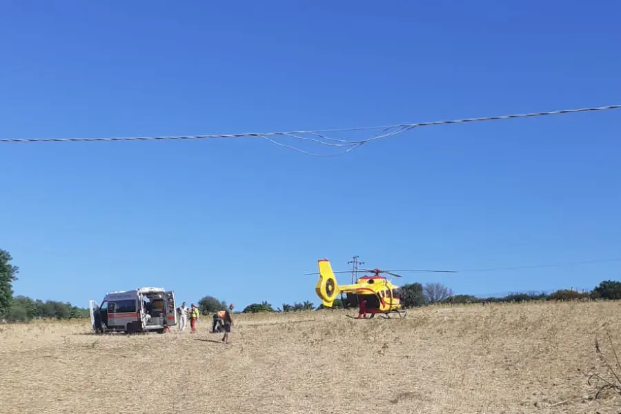 L'elicottero dell'Areus e l'ambulanza a Sarrala