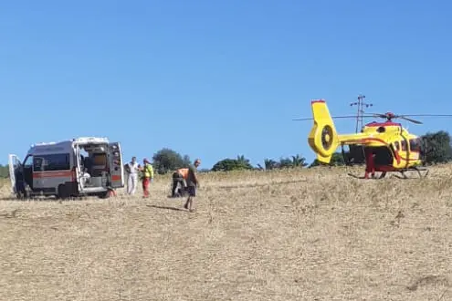 L'elicottero dell'Areus e l'ambulanza a Sarrala