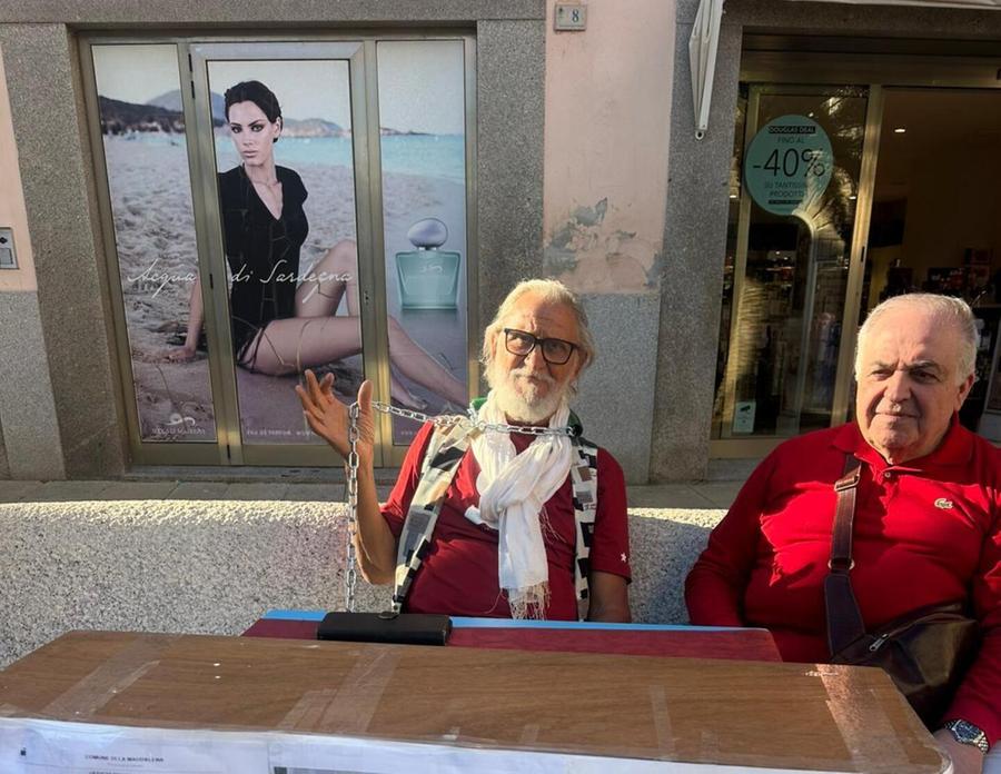 Ristoratore si incatena: «Non mi fanno lavorare»