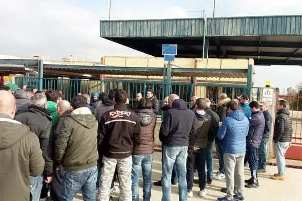 Una protesta dei lavoratori Keller (Ansa)