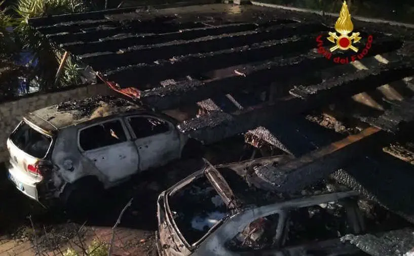 La tettoia distrutta dalle fiamme (foto Vigili del fuoco)