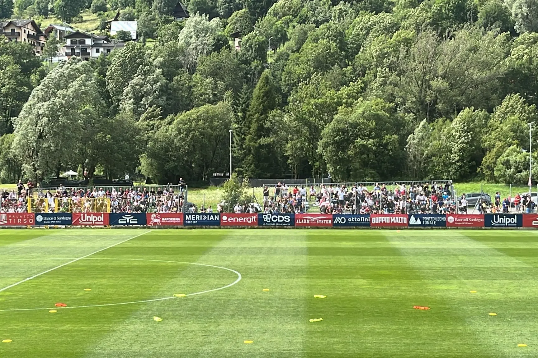 I tifosi in attesa dell'amichevole fra Cagliari e Ospitaletto-Franciacorta (foto Alberto Masu)