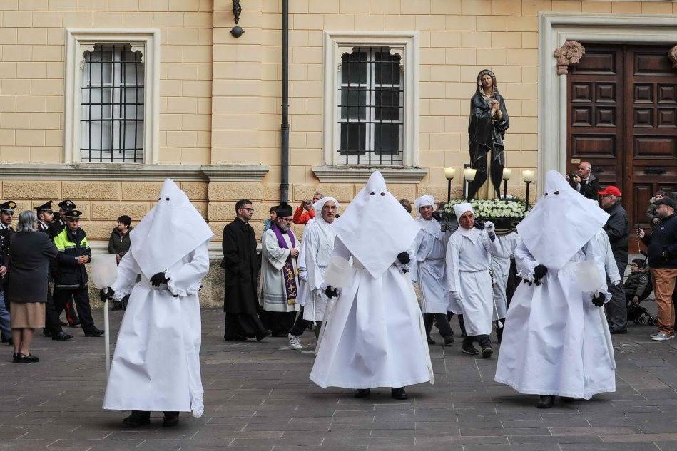 Nel centro storico di Iglesias la processione dei Misteri