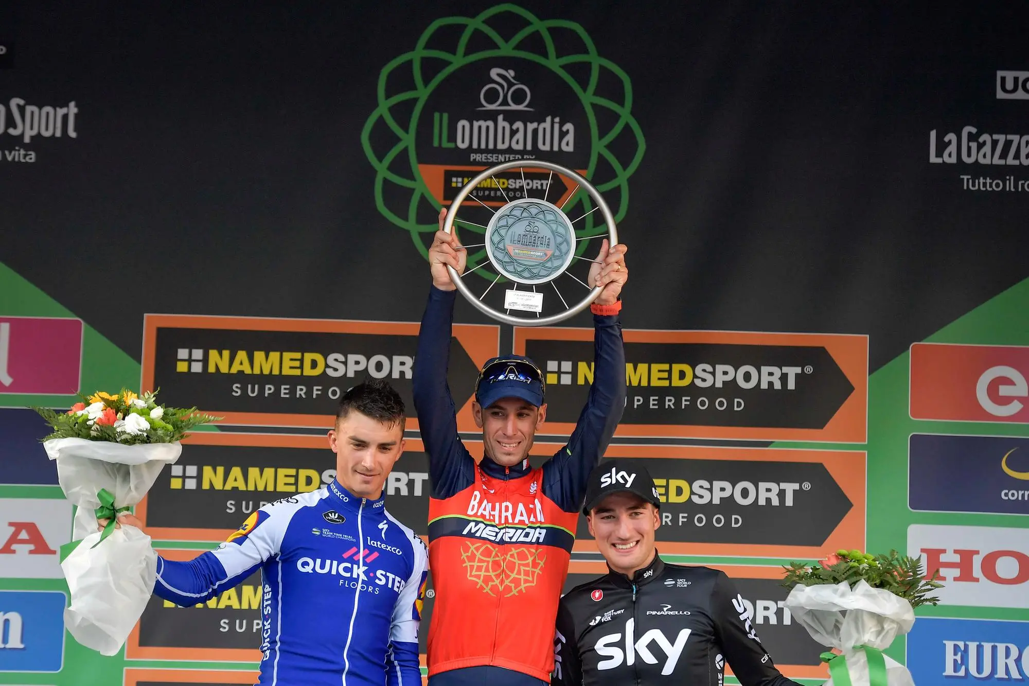 Il podio del Lombardia 2017: Julian Alaphilippe, Vincenzo Nibali e Gianni Moscon (LaPresse, archivio L'Unione sarda)