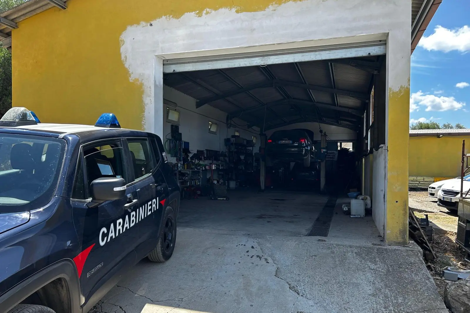 Officina abusiva a San Basilio (foto Cc)