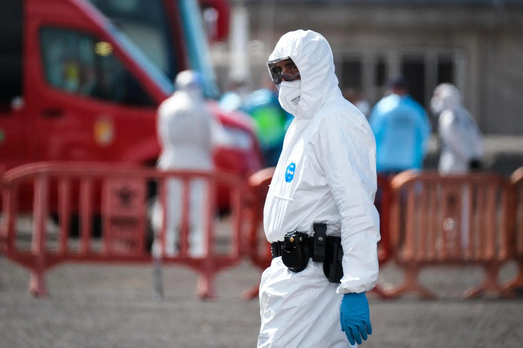 Hantavirus, dispositivi di protezione nel corso delle operazioni di sbarco dalla nave Hondius (foto Ansa/Epa)
