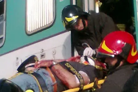 Uno dei feriti dopo lo scontro tra treni