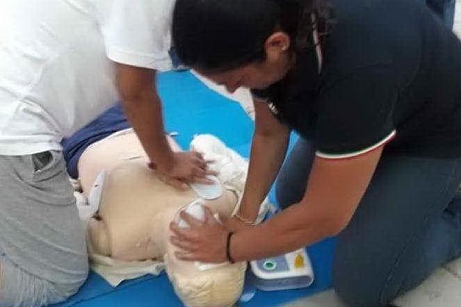 Marta, la docente sorda cagliaritana che insegna a usare il defibrillatore