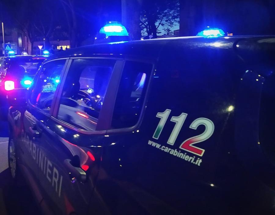 Iglesias, picchia la moglie che scappa in strada e chiede aiuto: arrestato, frustava anche i figli