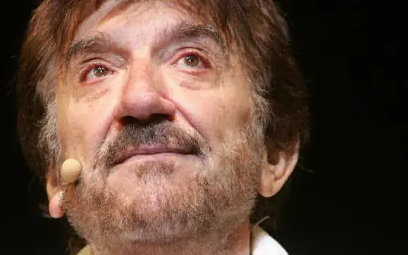 Lacrime e commozione in Italia per la scomparsa di Gigi Proietti: l'attore muore per un problema cardiaco il 20 novembre, proprio nel giorno dell'ottantesimo compleanno