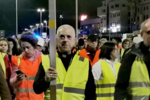 L'arcivescovo Soddu nel pellegrinaggio verso Porto Torres (foto concessa)