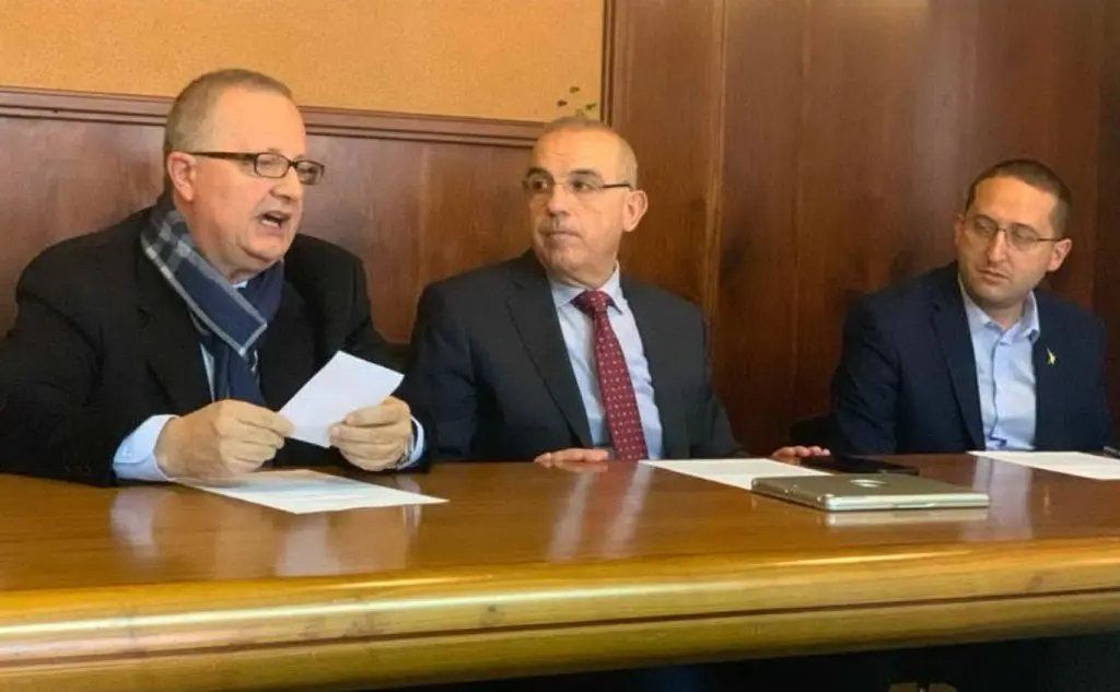 Michele Cossa (al centro) con Gennaro Fuoco e Dario Giagoni (foto concessa a L'Unione Sarda)