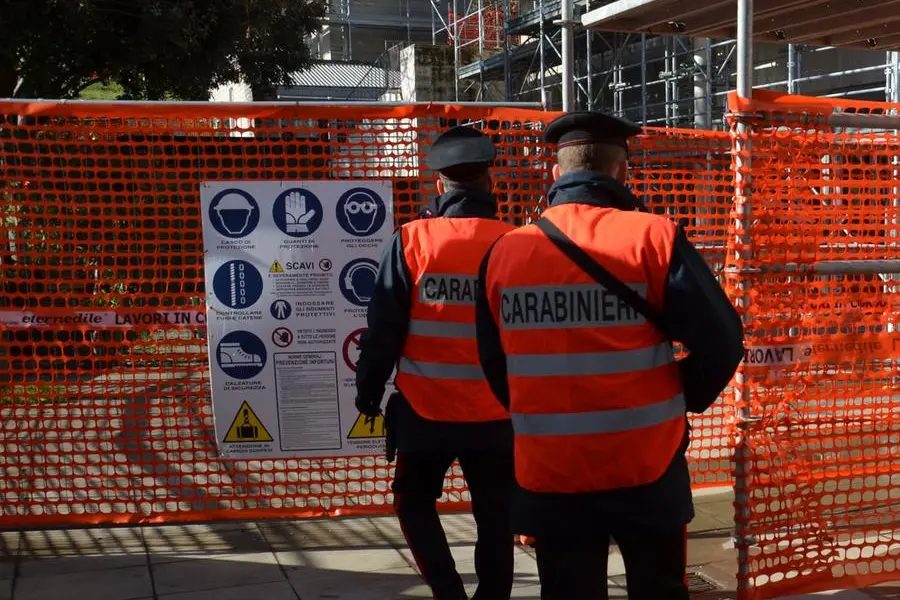 Militari in un cantiere (foto carabinieri)