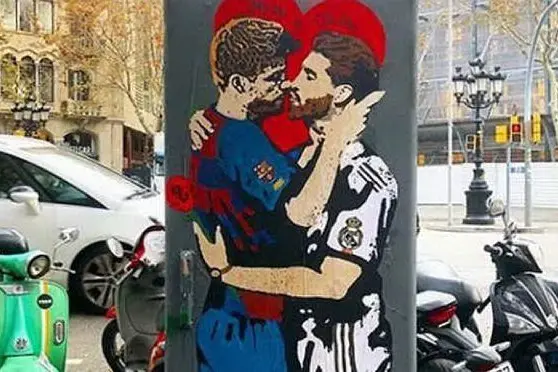 Il bacio tra Pique e Sergio Ramos (foto El Pais)