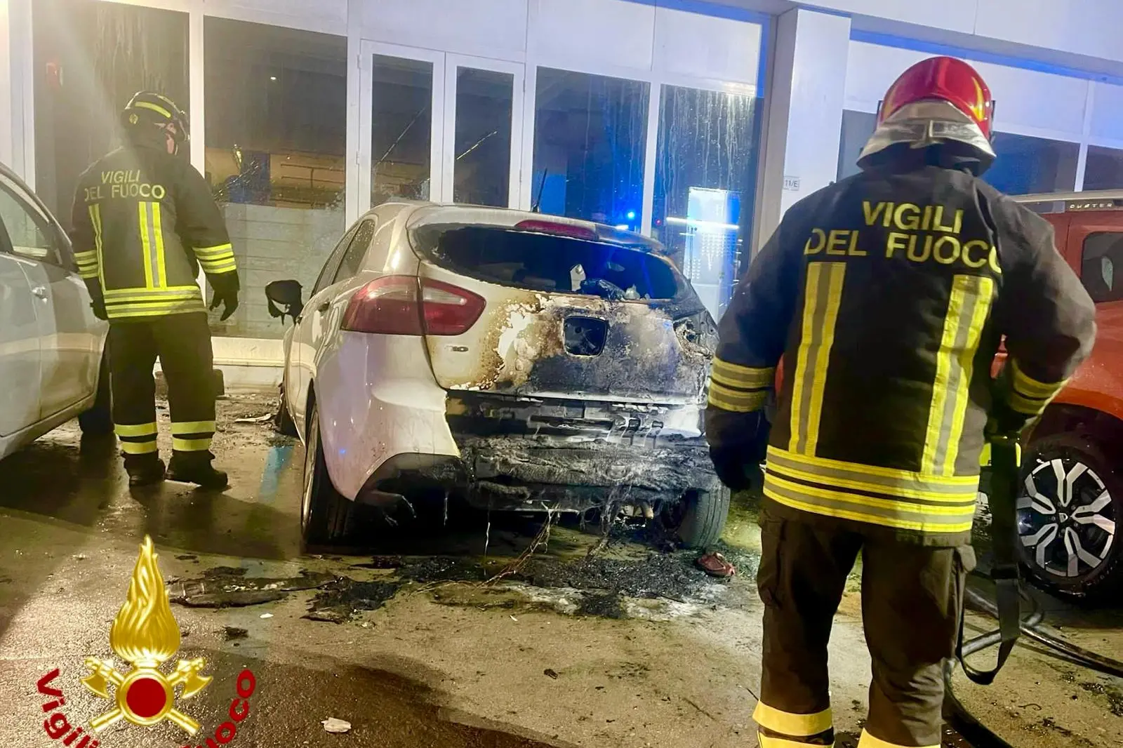 Car burned in Olbia (fire brigade photo)