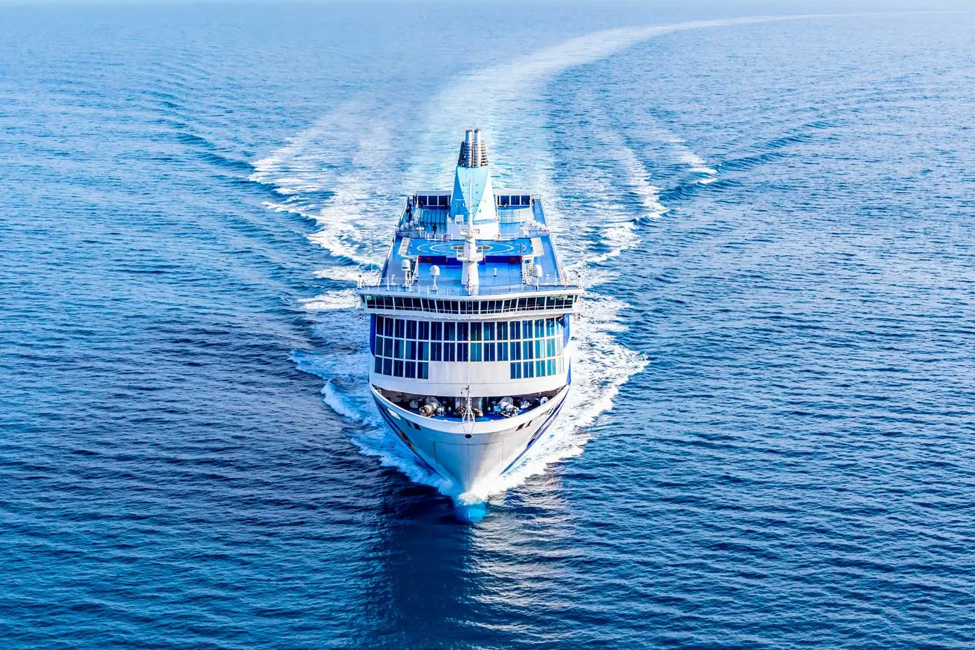 Un traghetto in navigazione