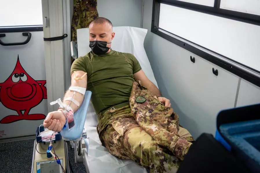 Un militare durante la donazione (Foto Uff. Stampa Esercito)