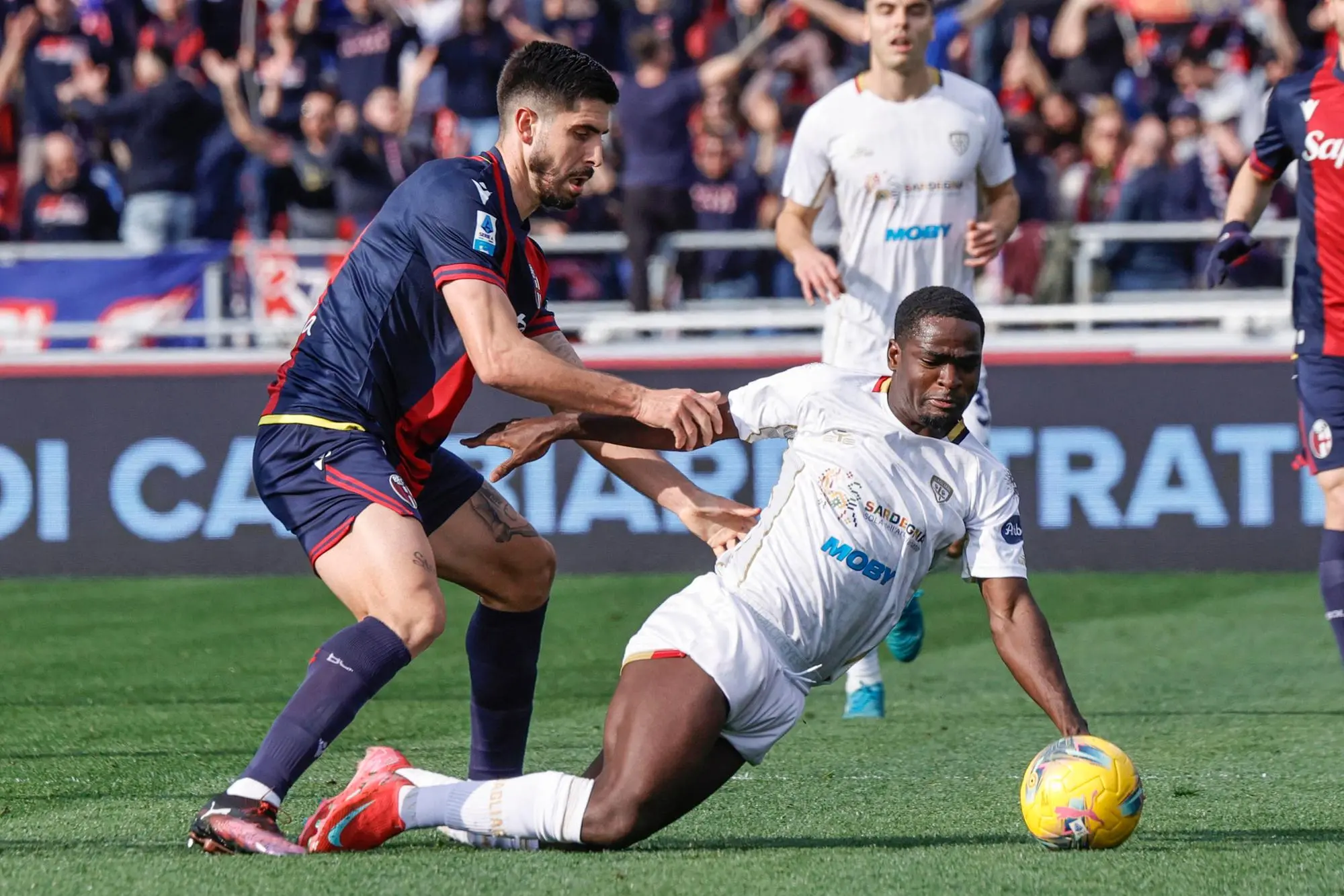 Bologna's Martin Erlic (L) and Cagliari's Zito Luvumbo in action during the Italian Serie A soccer match Bologna FC vs Cagliari Calcio at Renato Dall'Ara stadium in Bologna, Italy, 2 March 2025. ANSA /SERENA CAMPANINI