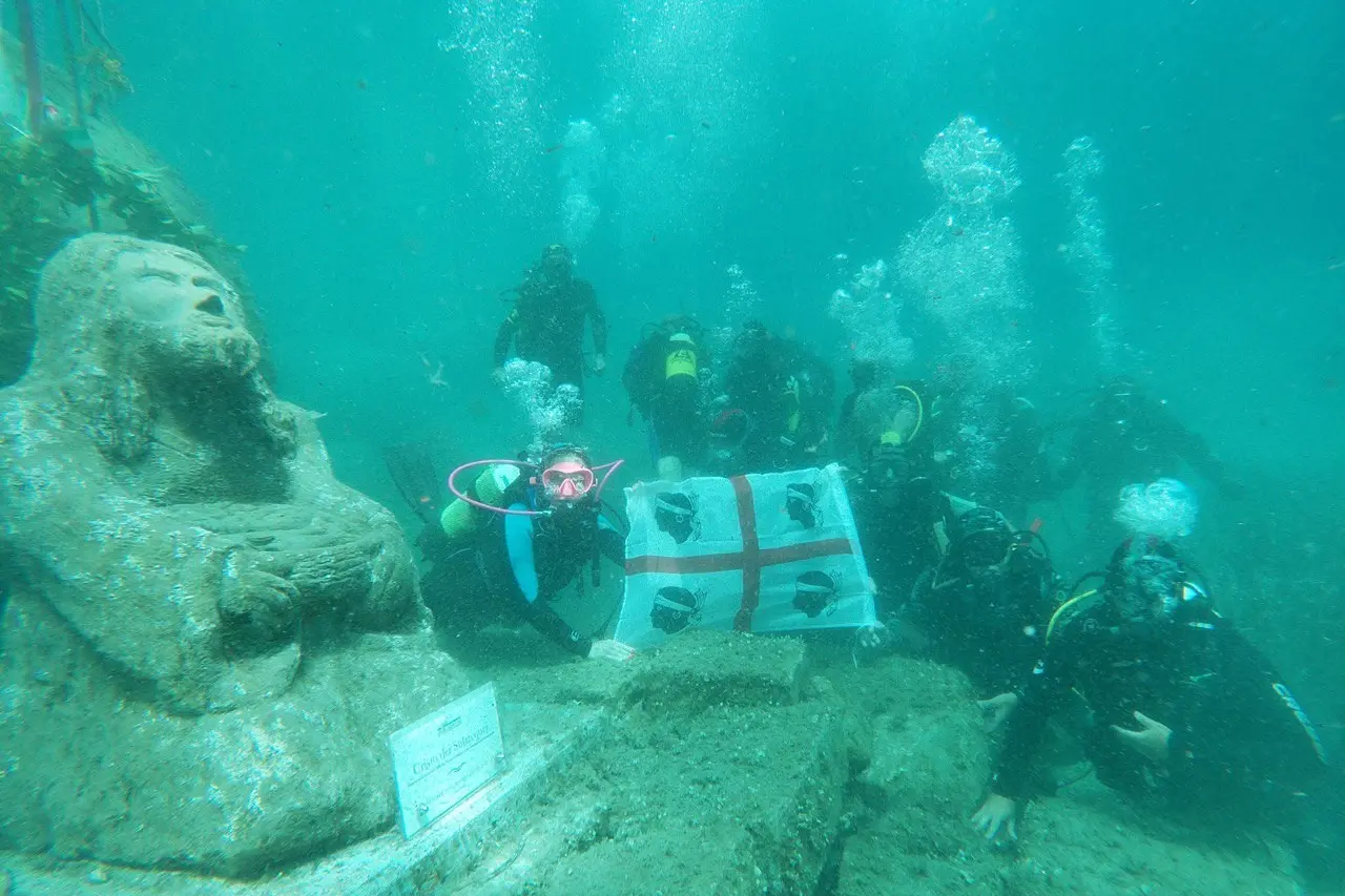 In preghiera col Cristo dei sub (foto Serreli)