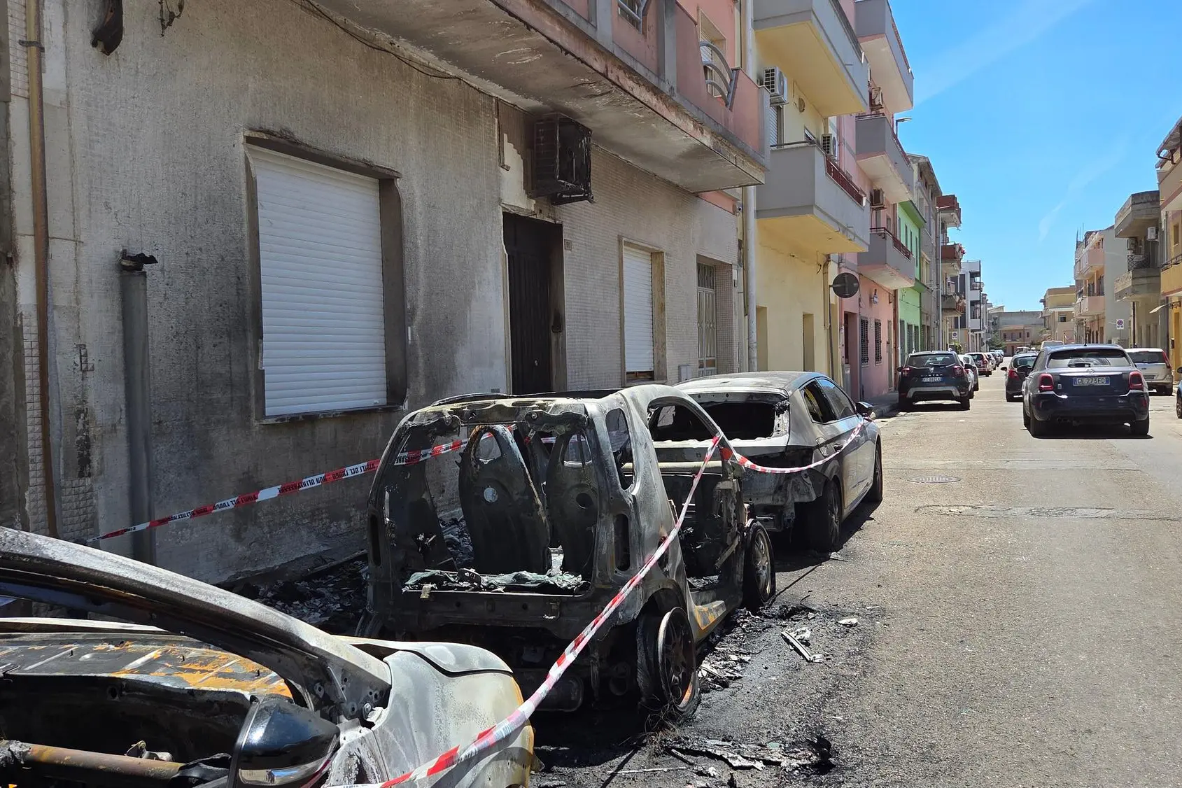 Quartu, le auto incendiate in via Nigra (foto Daga)