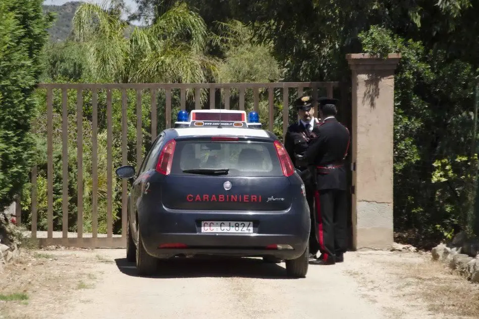 I carabinieri di fronte al cancello della villa rapinata - foto Anedda Endrich