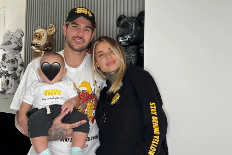 Theo Hernandez con la moglie Zoe e il figlioletto (foto Instagram)