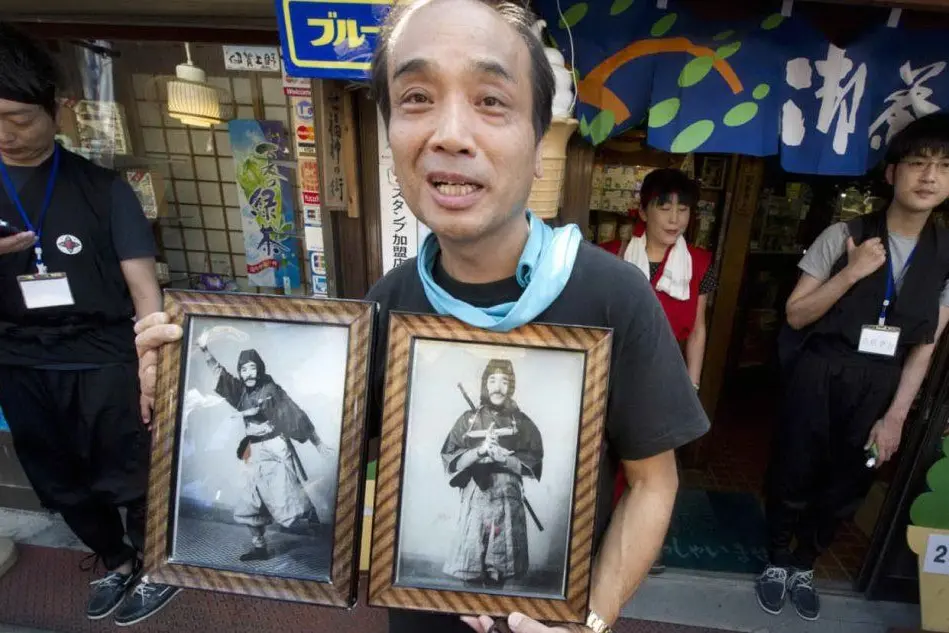 Un giapponese mostra le immagini di un antenato ninja