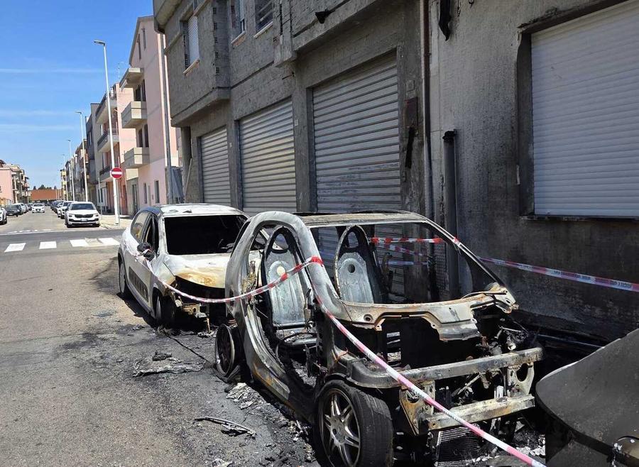 Vandali scatenati nella notte, danneggiate dieci auto