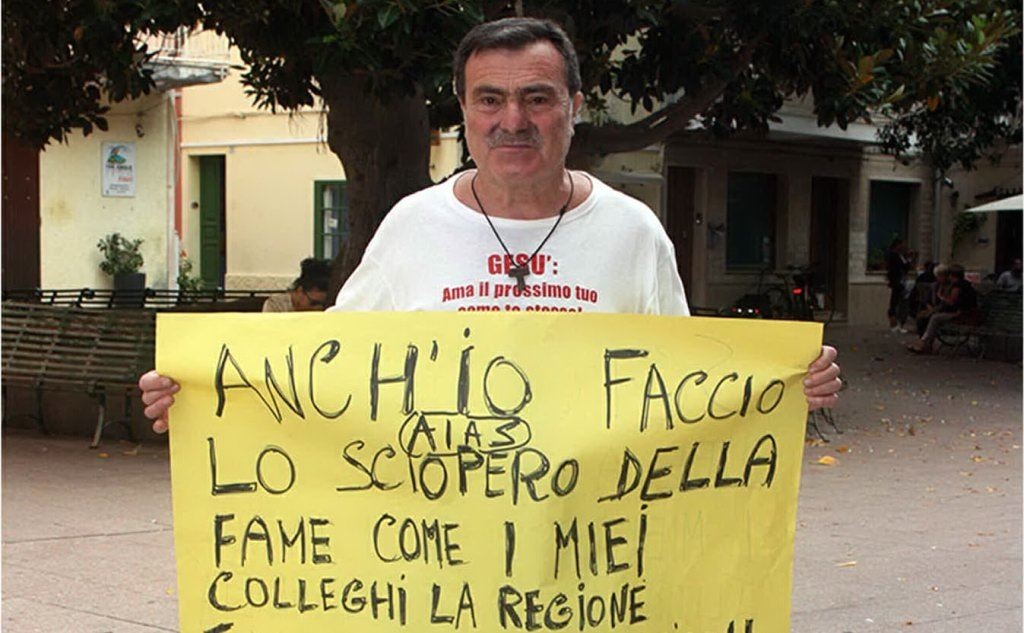 Questa mattina ha iniziato lo sciopero della fame anche l'ex dipendente licanziato Antonello Repetto (foto L'Unione Sarda - Farris)