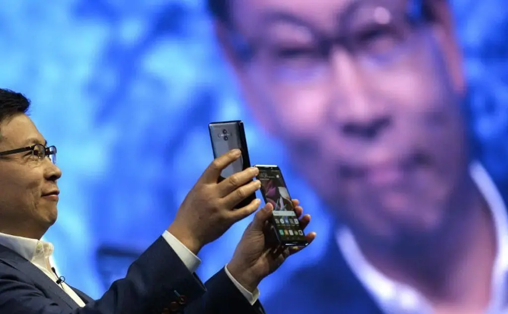 Oggi Apple si contende il mercato mondiale con la cinese Huawei