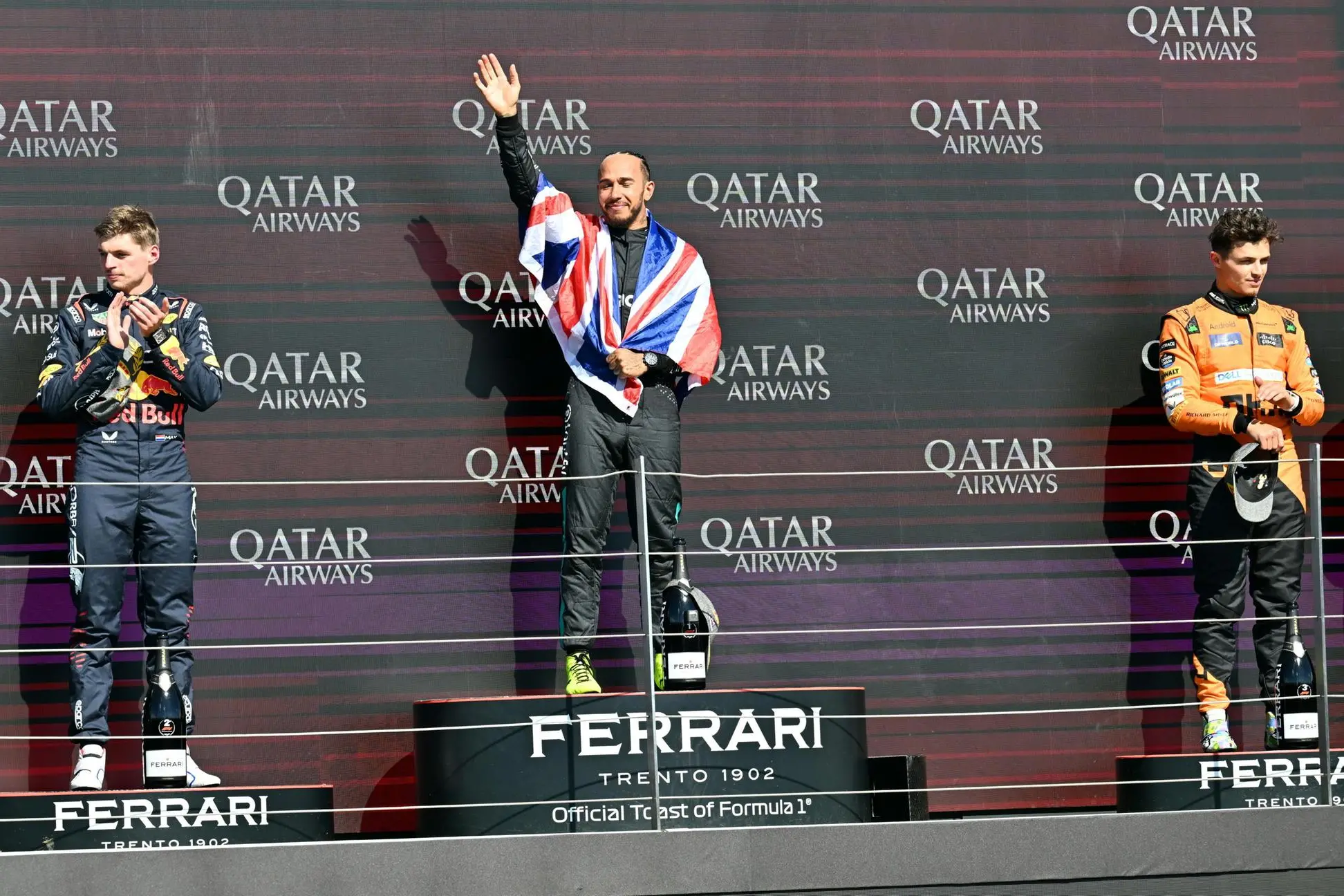 Lewis Hamilton sul gradino più alto del podio (Ansa-Epa)