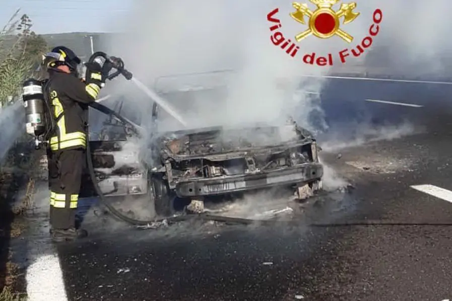 L'auto in fiamme (foto vigili del fuoco)