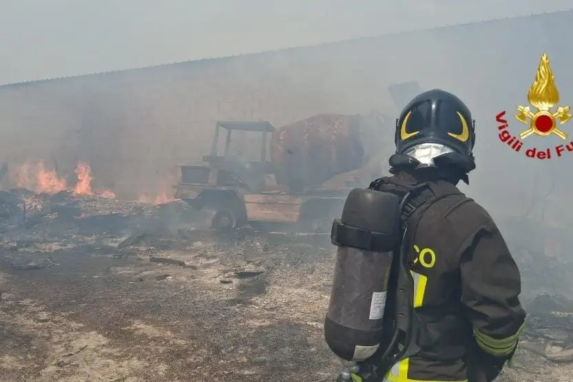 L'incendio a Dolianova (foto vigili del fuoco)