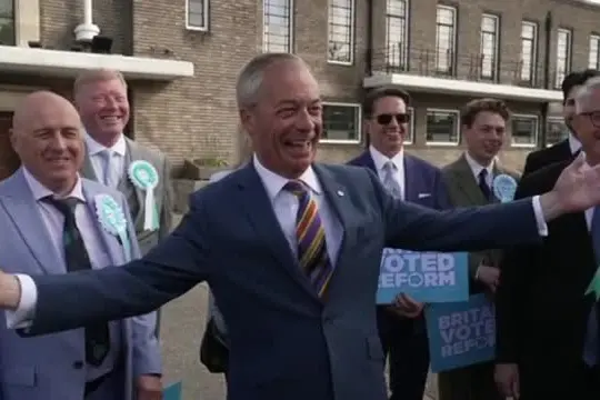 Regno Unito, il voto locale punisce Starmer e premia Farage