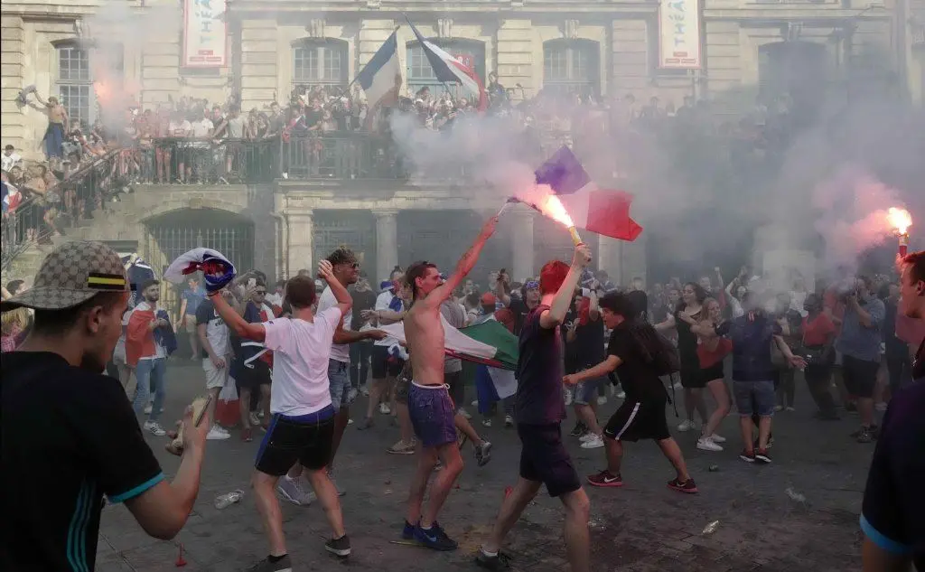 Tifosi in delirio nella capitale francese