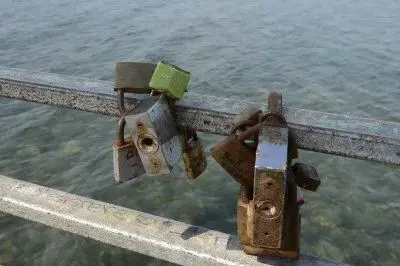 I lucchetti dell'amore a Marina Piccola - foto Arthemalle