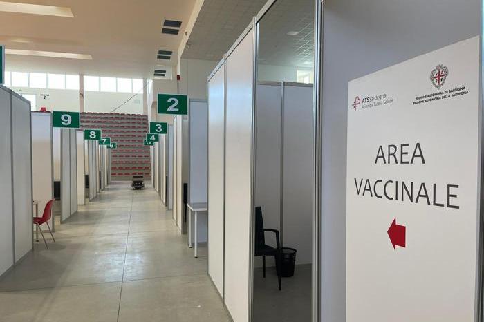 L'hub vaccinale di Oristano (foto Ansa)