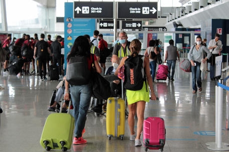 Partenze ed arrivi di turisti all'aeroporto di Fiumicino, 19 giugno 2021. ANSA/ TELENEWS