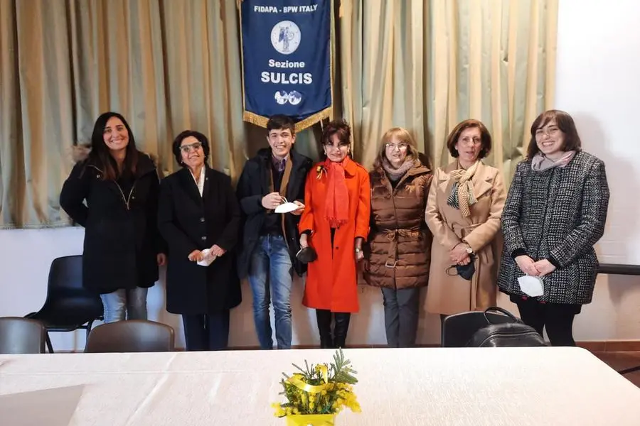 Scatto di gruppo al termine del convegno "Donne Straordinarie" a Villamassargia (foto L.P.)