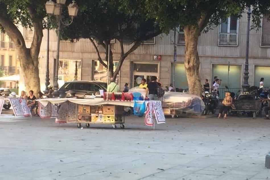 Occupazione di suolo pubblico: multati 5 ambulanti in piazza Yenne