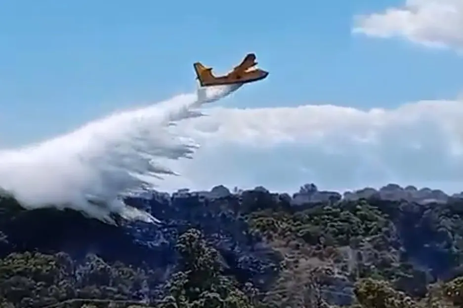 Il Canadair impegnato nelle operazioni di spegnimento dell'incendio a Lanusei