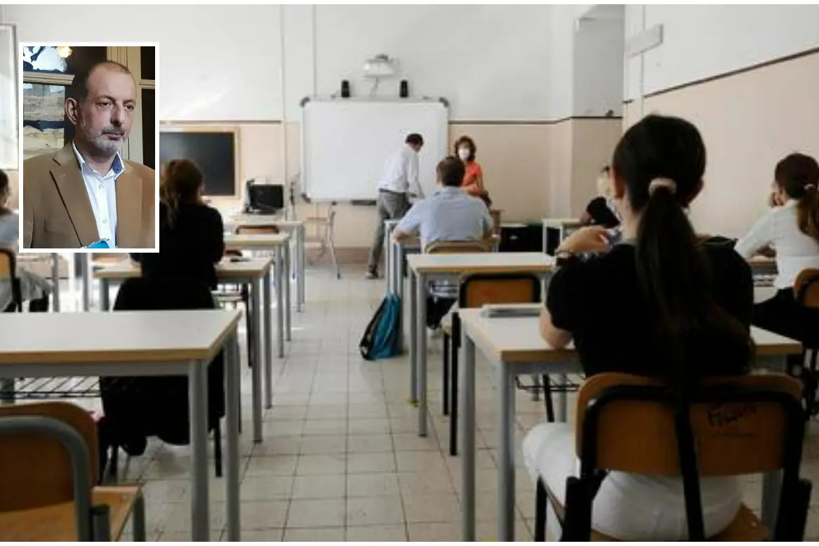Un'aula scolastica (Ansa) e, nel riquadro, l'assessore Andrea Biancareddu (Archivio L'Unione Sarda)