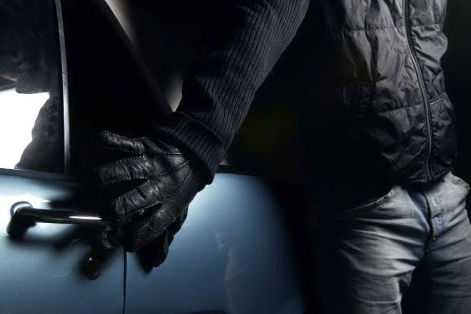 Carbonia: furti in auto nella notte, denunciato 55enne