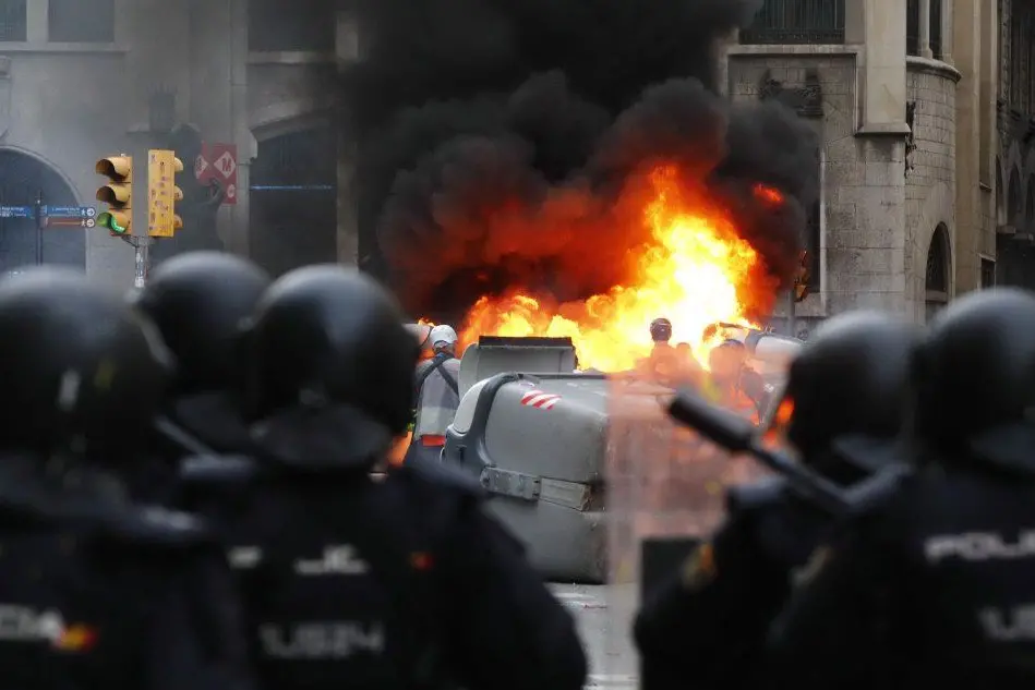 Le forze dell'ordine a Barcellona (Ansa)