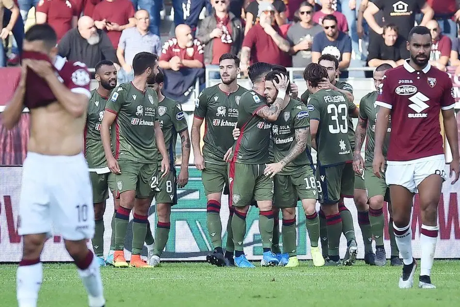 Il Cagliari esulta dopo il gol di Nandez (Ansa)