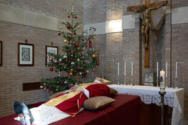 La salma di Benedetto XVI (foto Ansa)