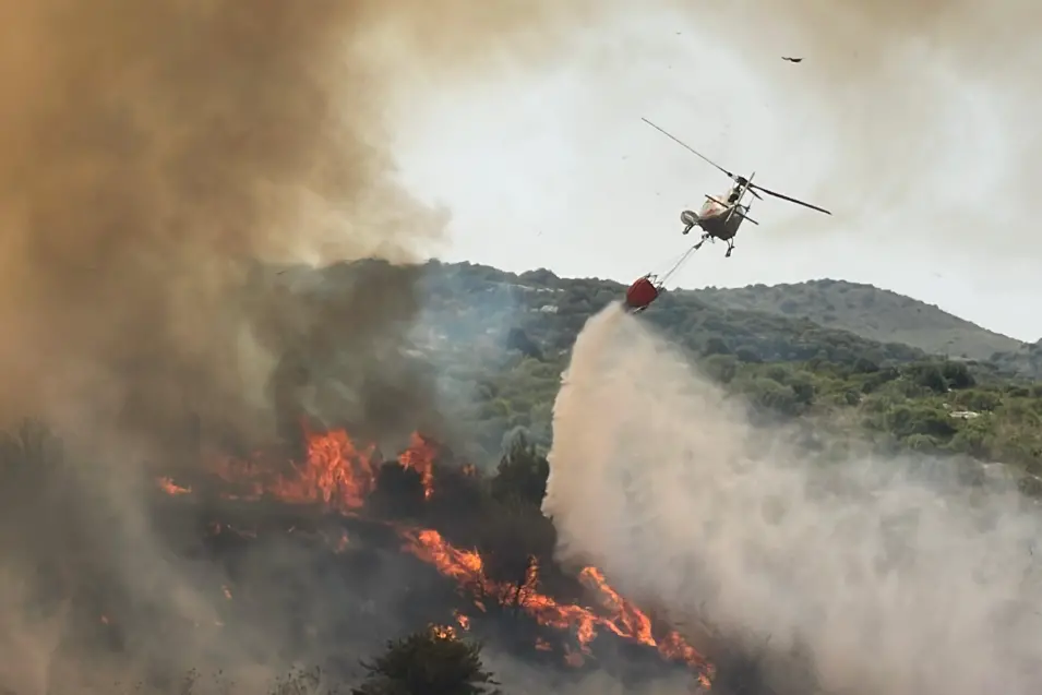 Un elicottero dell'antincendio
